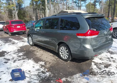 2013 Toyota Sienna Xle 7 Passenger z USA, uszkodzony, nr VIN 5TDDK3DC5DS057055